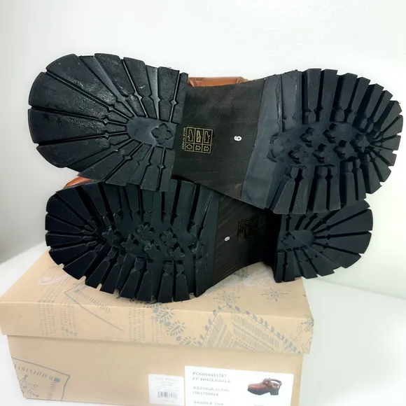 Free People Astoria Leather Clog in Saddle Tan size 9 New in Box