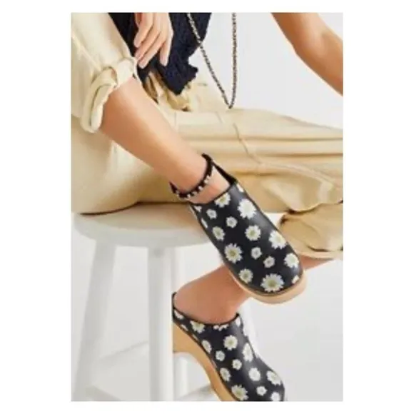 FREE PEOPLE Black Daisy Print Conversational Clog Shoe Size 38.5 NEW