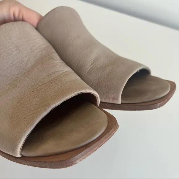 Frye Lucia Leather Mule Slide Sandals Mules in Taupe Tan size 7