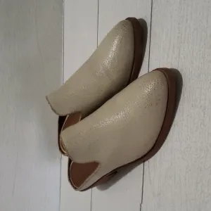 Frye woman cream crackle leather low heel pointy mules slides booties size 6