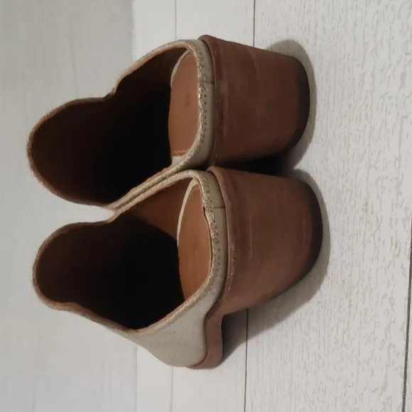 Frye woman cream crackle leather low heel pointy mules slides booties size 6
