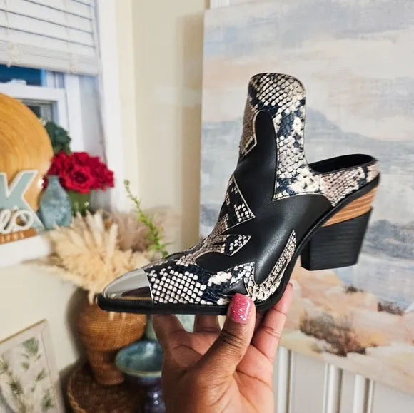 Gianni Bini Western Style Mules – Faux Snakeskin &amp; Black Leather – Size 6.5