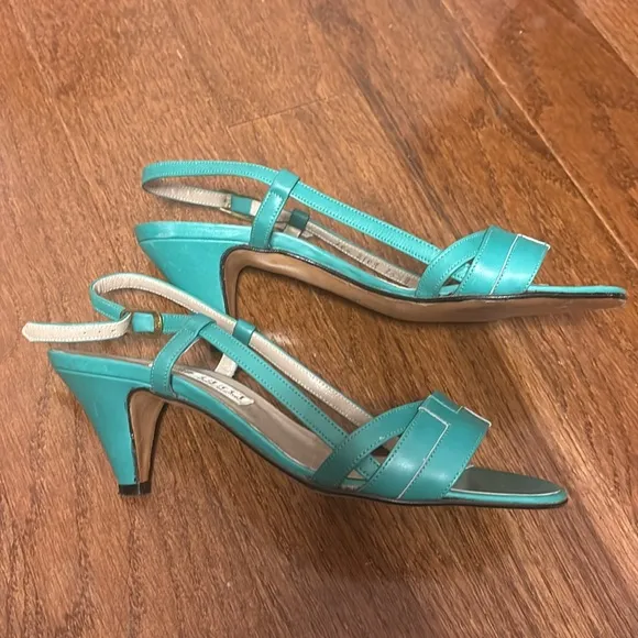 Gucci Vintage green leather sling back kitten heels size 35.5