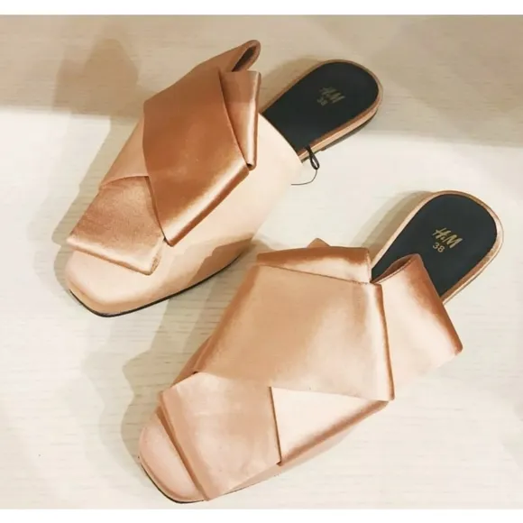 H&amp;M Powder Pink Silk blend Flat Closed Toe Mules with front Bow Women's Size 5.5