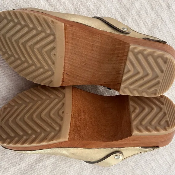 Hanna Andersson Girls Gold Clogs