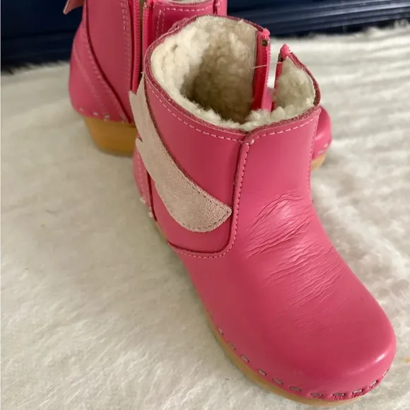 Hanna Andersson Swedish clogs/boots Barbie Pink  with Wing Accents Size 28