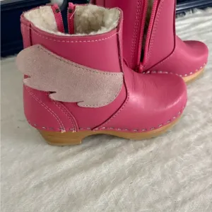 Hanna Andersson Swedish clogs/boots Barbie Pink  with Wing Accents Size 28