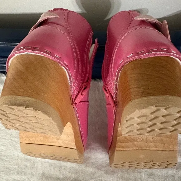 Hanna Andersson Swedish clogs/boots Barbie Pink  with Wing Accents Size 28