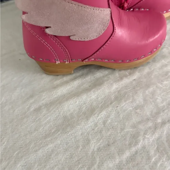 Hanna Andersson Swedish clogs/boots Barbie Pink  with Wing Accents Size 28