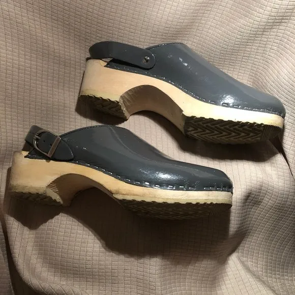 Hanna Andersson Swedish grey pat. leather clogs, 8