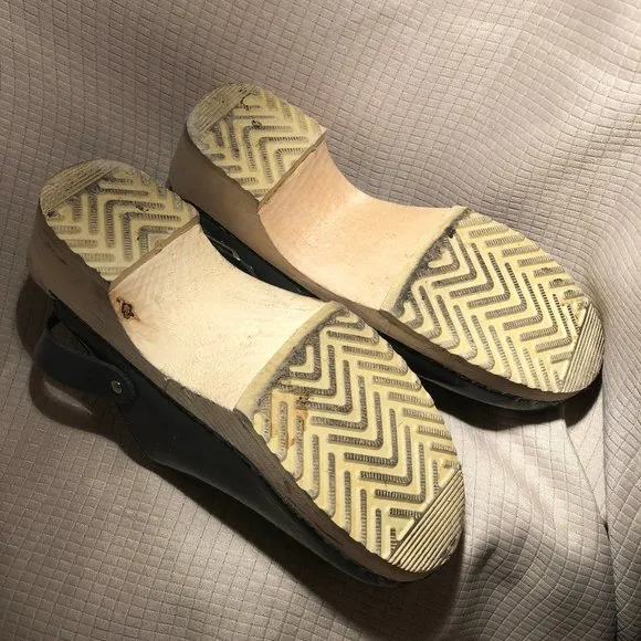 Hanna Andersson Swedish grey pat. leather clogs, 8
