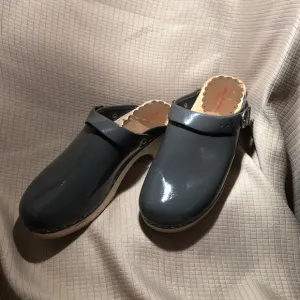 Hanna Andersson Swedish grey pat. leather clogs, 8