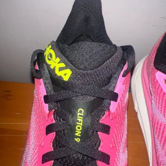 Hoka One One Clifton 9 Raspberry Strawberry (Women's) Sz 9