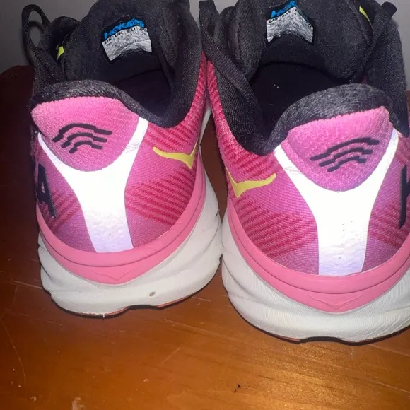 Hoka One One Clifton 9 Raspberry Strawberry (Women's) Sz 9