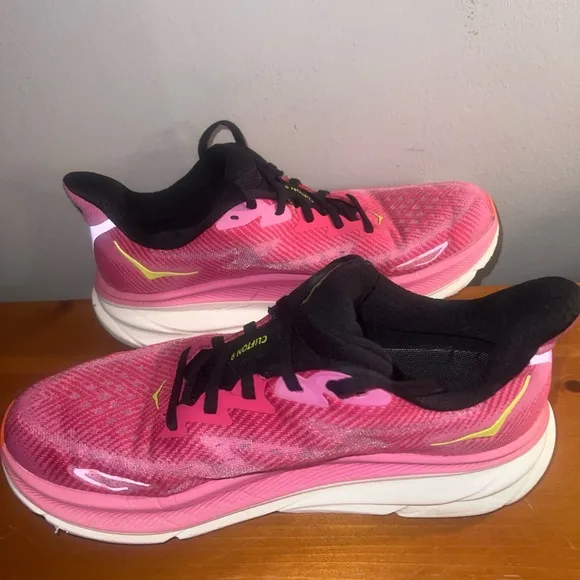 Hoka One One Clifton 9 Raspberry Strawberry (Women's) Sz 9