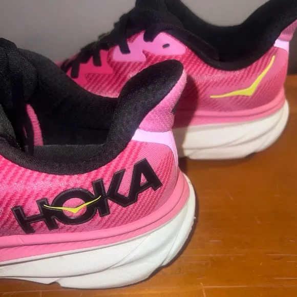 Hoka One One Clifton 9 Raspberry Strawberry (Women's) Sz 9