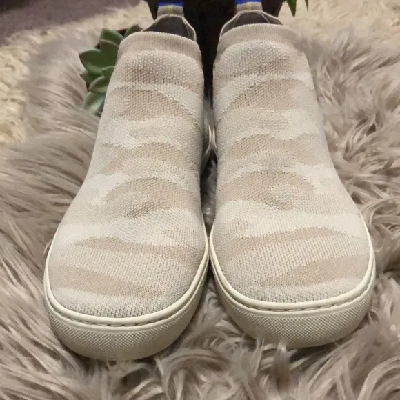 HP🎉-Gorgeous Rothy’s Chelsea Boot Style Slip On Shoe-Camo Sand-Sz 8.5-EUC