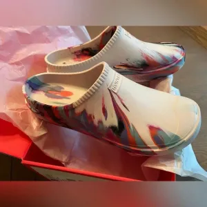 HUNTER In &amp; Out Bloom Clogs Size 12 Genderless White Base With Purple Red Black