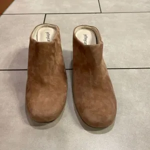 JEFFERY Campbell woman’s light tan suede mules