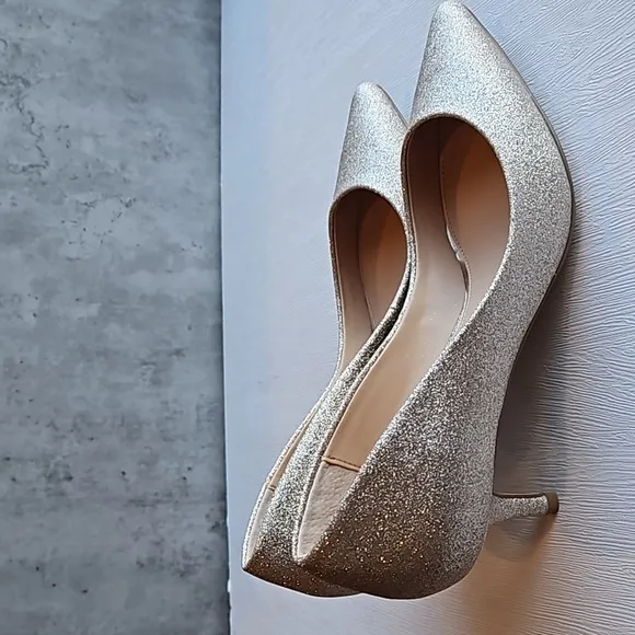 Jewel Badgley Mischka Gold Glitter Royalty Kitten Heels 6.5 NWT