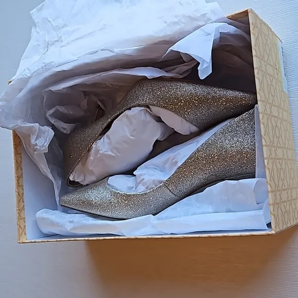 Jewel Badgley Mischka Gold Glitter Royalty Kitten Heels 6.5 NWT
