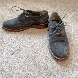 JOHNSTON &amp; MURPHY - Briley Grey Wingtip Suede Oxfords