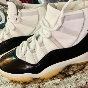 Jordan 11s White &amp; Navy size 11.5