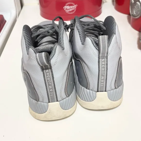 Jordan Jumpman Team 2 Cool Grey White Wolf Grey Mens Athletic Sneakers