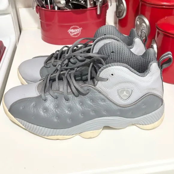 Jordan Jumpman Team 2 Cool Grey White Wolf Grey Mens Athletic Sneakers