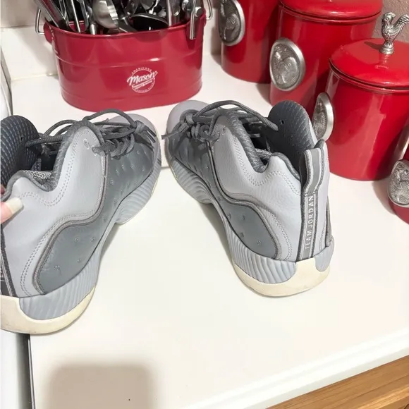 Jordan Jumpman Team 2 Cool Grey White Wolf Grey Mens Athletic Sneakers