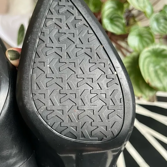 Karl Lagerfeld Paris Black Smooth Leather Kitten Heel Pumps