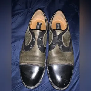 Kenneth Cole Green and Black Oxfords with Glossy Cap-Toe woman’s 8 needs laces