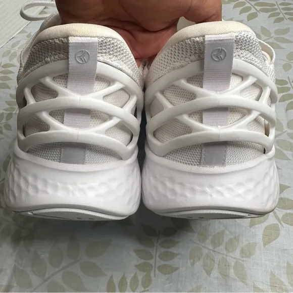 KIZIK ATHENS (UNISEX) - WHITE Size M 12 W 13.5 Slip on Hands free running shoes‎