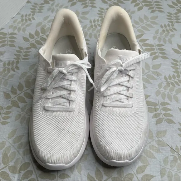 KIZIK ATHENS (UNISEX) - WHITE Size M 12 W 13.5 Slip on Hands free running shoes‎
