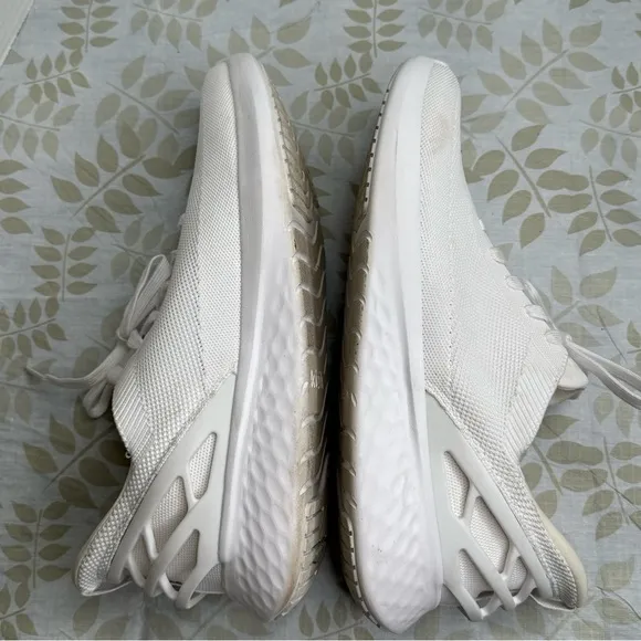 KIZIK ATHENS (UNISEX) - WHITE Size M 12 W 13.5 Slip on Hands free running shoes‎