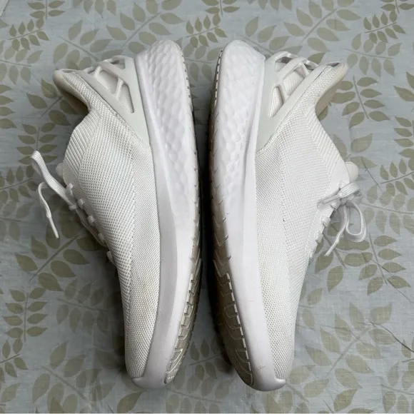 KIZIK ATHENS (UNISEX) - WHITE Size M 12 W 13.5 Slip on Hands free running shoes‎