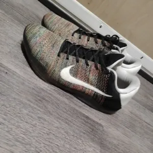 Kobe 11 Elite Flyknit Size 11 Nike Black and White Athletic Shoes with Knit $300