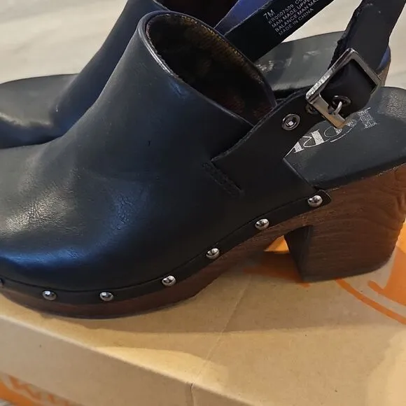 Korks Women's Black Leather Clogs