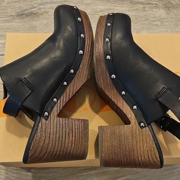 Korks Women's Black Leather Clogs