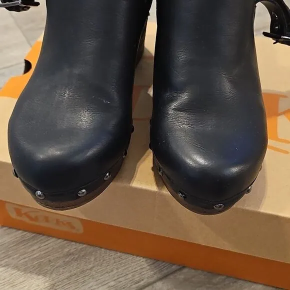 Korks Women's Black Leather Clogs