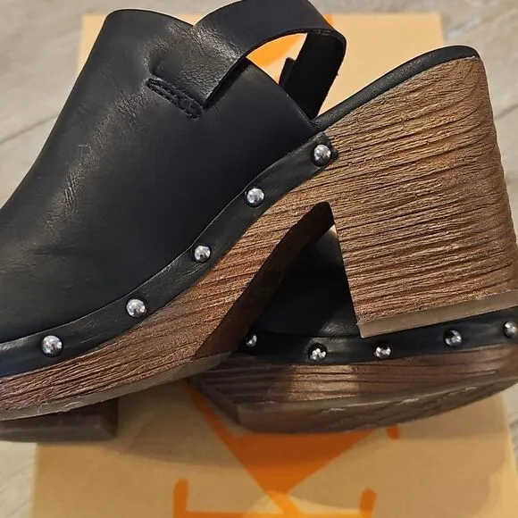 Korks Women's Black Leather Clogs