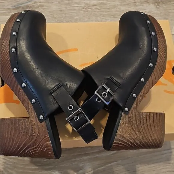 Korks Women's Black Leather Clogs