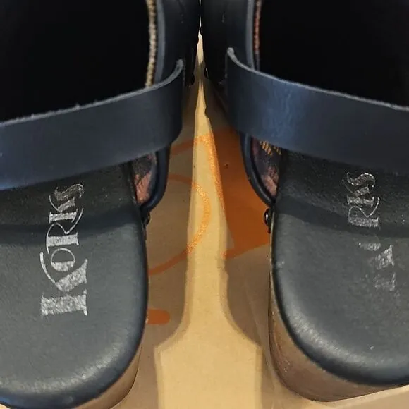 Korks Women's Black Leather Clogs
