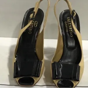Ladies Valentino Garavani Beige/Black Leather Peep Toe Slingback Heels Size 40