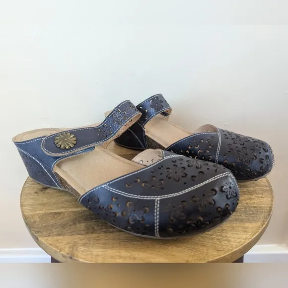 L'Artiste by Spring Step Spikey Clogs, Floral, Navy Blue (SIZE 40/9)