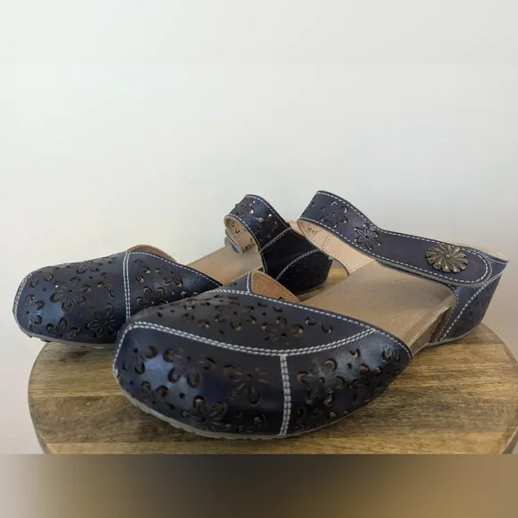 L'Artiste by Spring Step Spikey Clogs, Floral, Navy Blue (SIZE 40/9)