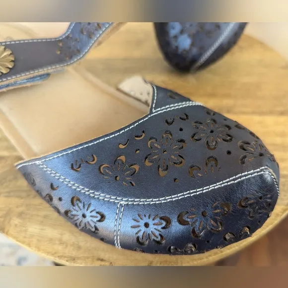 L'Artiste by Spring Step Spikey Clogs, Floral, Navy Blue (SIZE 40/9)
