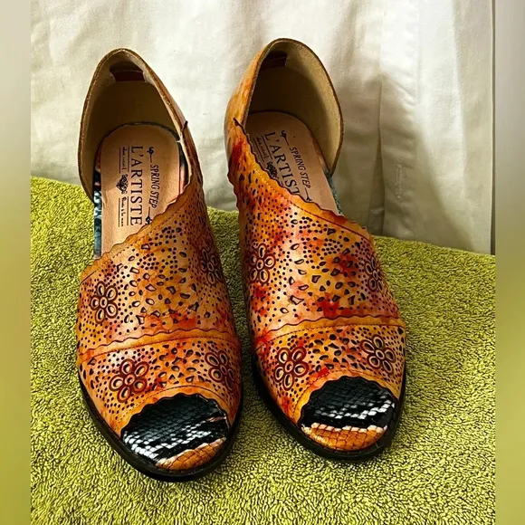 L'Artiste Spring Step Hand Painted Leather Womens Sz 36 Kitten Heels U.S.  5.5