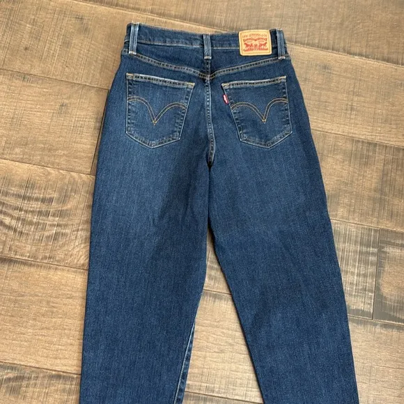 LEVI’S HIGH WAISTED MOM JEANS SIZE 28