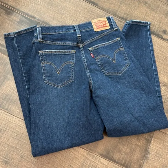 LEVI’S HIGH WAISTED MOM JEANS SIZE 28